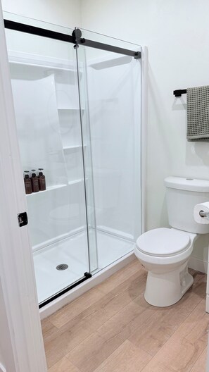 Shower, hair dryer, towels, soap - New Cozy Boho Back House (Riverside)