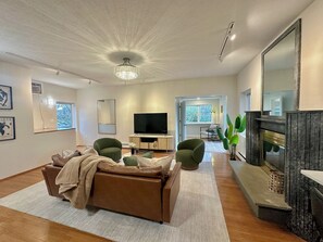 Smart TV - Designer Art Deco Suite in Downtown Rochester (Rochester)