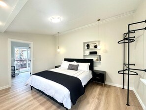 3 bedrooms, iron/ironing board, free WiFi, bed sheets - Designer Art Deco Suite in Downtown Rochester (Rochester)