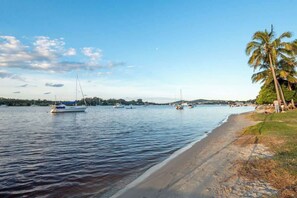 Beach - Noosa River 2BD Apartment - Modern & Stylish (Noosa)