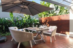 Outdoor dining - Noosa River 2BD Apartment - Modern & Stylish (Noosa)