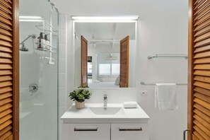 Shower, hair dryer, shampoo - Noosa River 2BD Apartment - Modern & Stylish (Noosa)