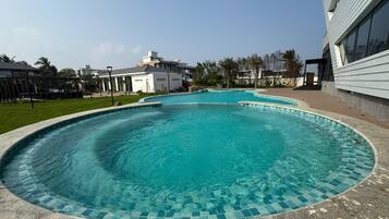 Una piscina al aire libre