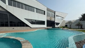 Een modern gebouw met een zwembad.