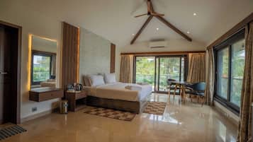 Junior studio | Een minibar, een bureau, een laptopwerkplek, geluiddichte muren