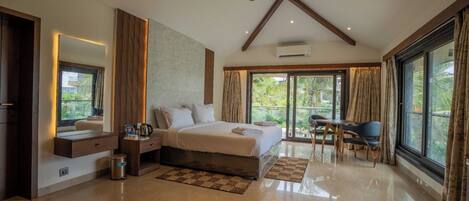 Estudio junior | Minibar, escritorio, espacio para trabajar con un portátil