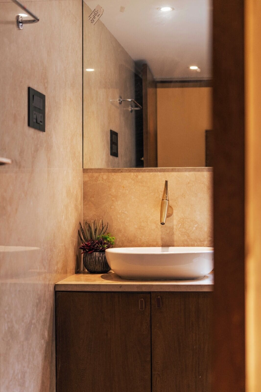 Habitación doble, balcón, vistas al jardín | Baño | Zapatillas, toallas, jabón y champú