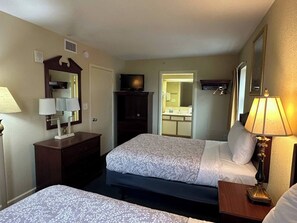 WiFi, bed sheets - The Seashell Hideaway--Great Location (Myrtle Beach)