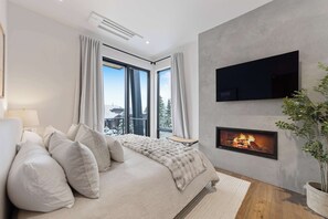 Desk, WiFi, bed sheets - OutWest Idaho Ski Condo (Sandpoint)