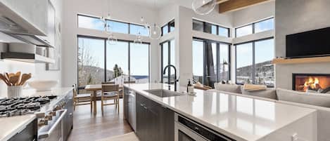 Jääkaappi, mikroaaltouuni, uuni, liesi