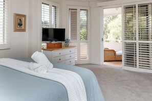 Tabla de planchar con plancha, wifi gratis y ropa de cama 