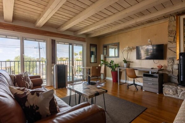 Studio, Private Bathroom, City View | Living area | Computer monitors, printers - Billowvista Cool Marina Playa (Playa Del Rey)