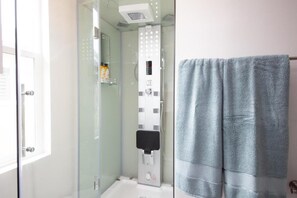 Studio, Private Bathroom, City View | Bathroom | Hair dryer, slippers, towels - Billowvista Cool Marina Playa (Playa Del Rey)