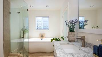 Deluxe Studio, Patio, Garden View | Bathroom | Hair dryer, slippers, towels