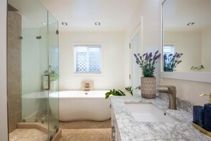 Studio Deluxe, patio, vue jardin | Salle de bain