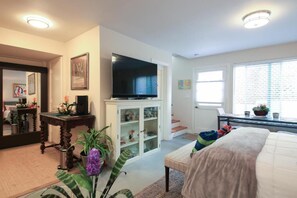 Deluxe Studio, Patio, Garden View | Desk, blackout curtains, soundproofing, iron/ironing board - Billowvista Cool Marina Playa (Playa Del Rey)