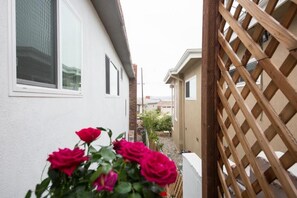 Deluxe-Studio, Terrasse, Gartenblick | Unterkunftsgelände