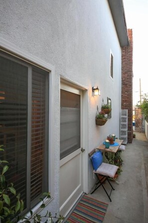 Studio Deluxe, patio, vue jardin | Restauration extérieure