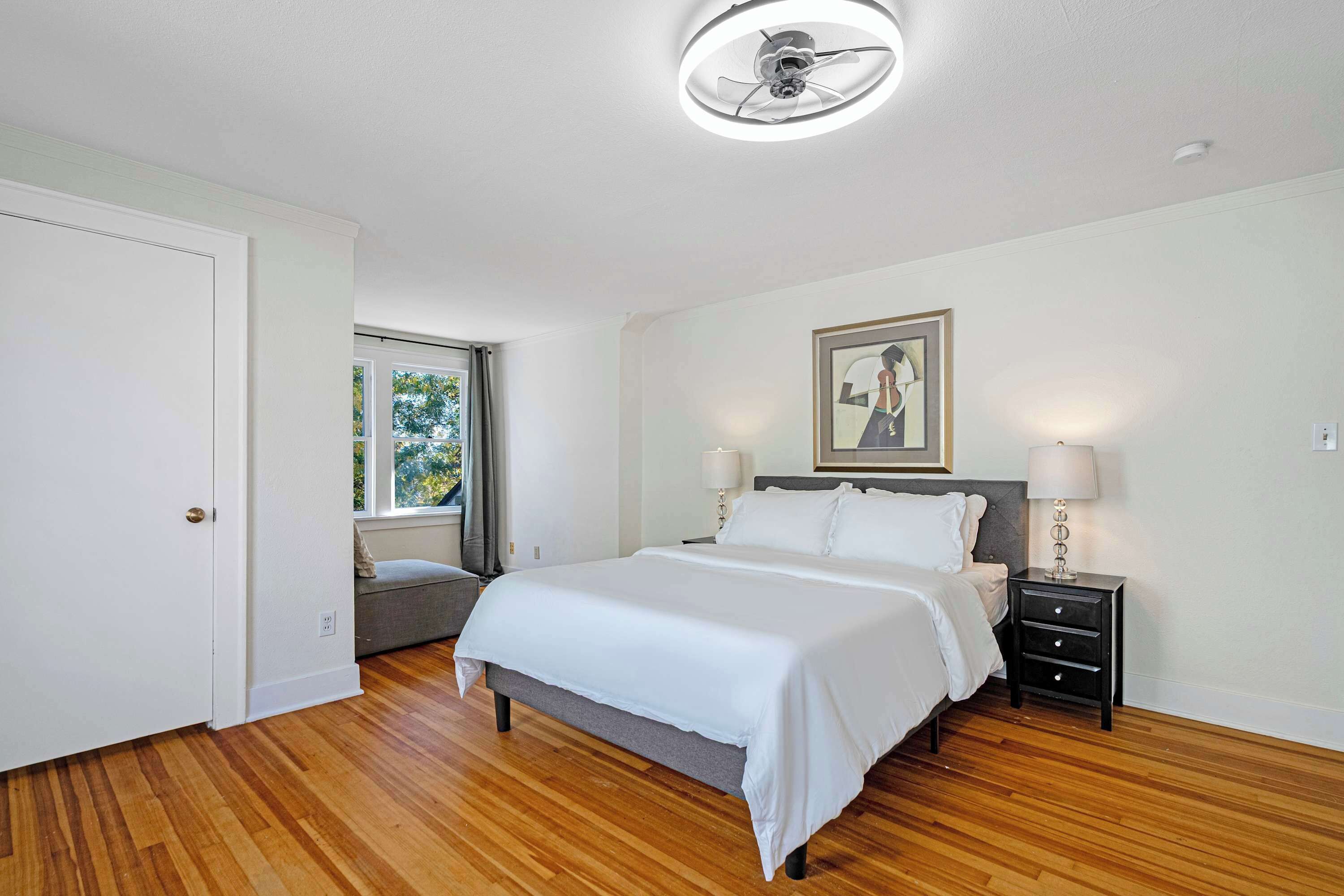 3 habitaciones, escritorio y tabla de planchar con plancha 