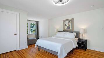 3 habitaciones, escritorio y tabla de planchar con plancha