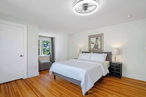 6 bedrooms, desk, iron/ironing board, travel cot