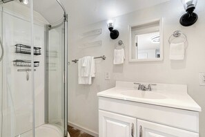 Dusche, Haartrockner, Handtücher, Shampoo