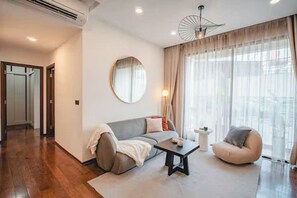 Suite presidencial, 2 habitaciones, Acceso al salón del club, vistas a la ciudad | Sábanas de algodón egipcio y ropa de cama de alta calidad