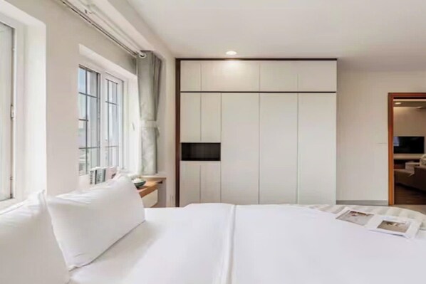 Suite familiar, 3 habitaciones, Acceso al salón del club, vistas a la ciudad | Sábanas de algodón egipcio y ropa de cama de alta calidad