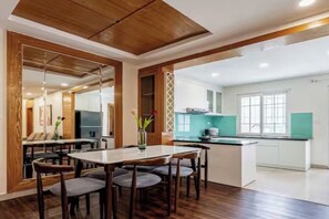 Suite familiar, 3 habitaciones, Acceso al salón del club, vistas a la ciudad | Sábanas de algodón egipcio y ropa de cama de alta calidad