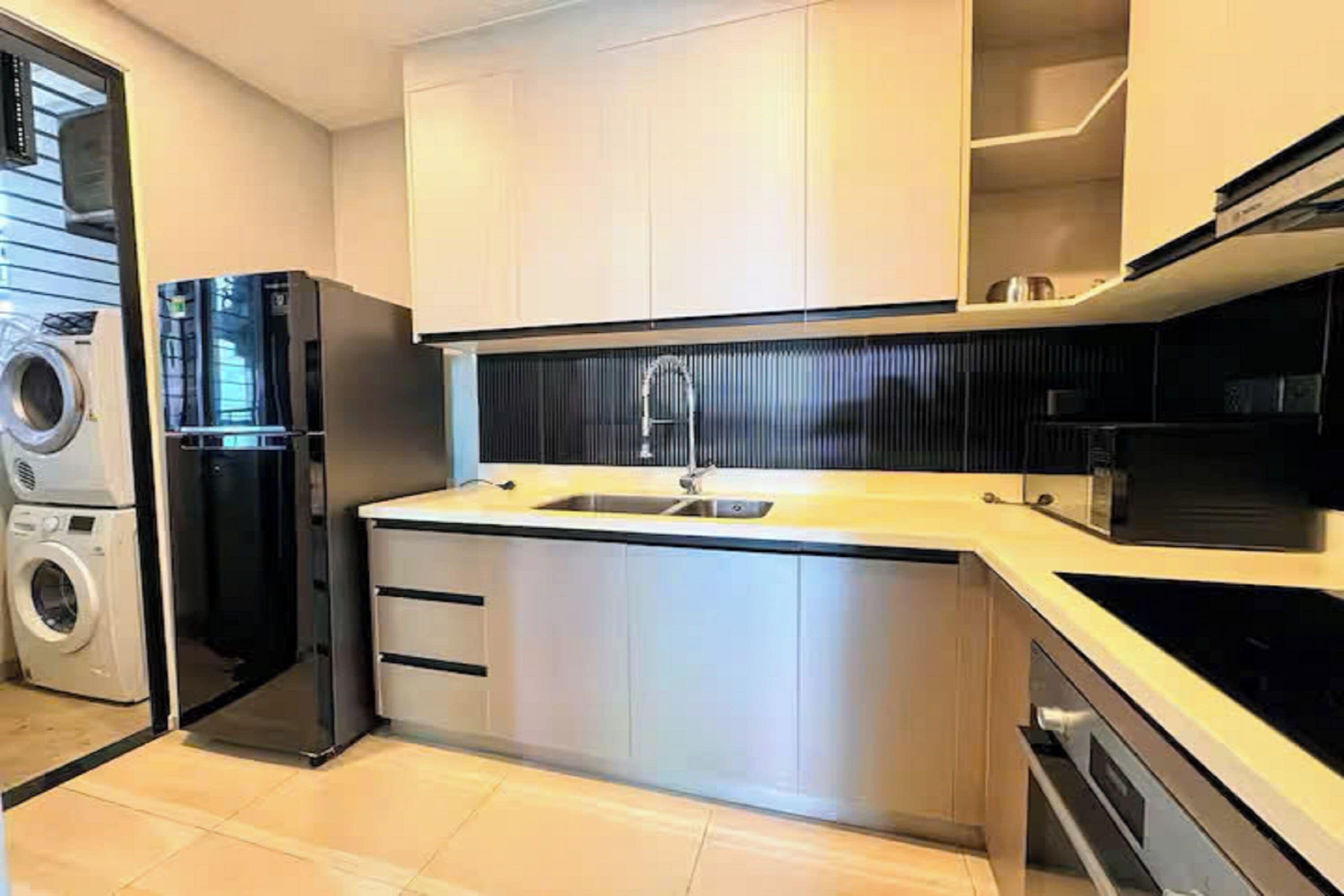 Grand Suite, 1 Bedroom, Club Lounge Access, City View | Private kitchen | Full-size fridge, microwave, oven, stovetop