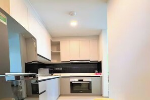 Grand-Suite, 1 Schlafzimmer, Zutritt zur Club Lounge, Stadtblick | Eigene Küche | Großer Kühlschrank, Mikrowelle, Ofen, Herdplatte