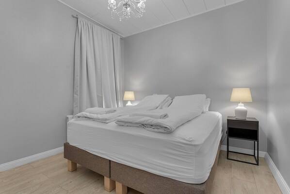 2 bedrooms, iron/ironing board, Internet, bed sheets