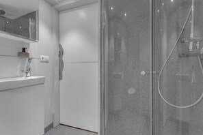 Douche, sèche-cheveux, serviettes fournies, savon