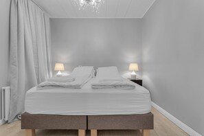 2 bedrooms, iron/ironing board, Internet, bed sheets - Deluxe Downtown KEF apartment - 5min to Airport (Keflavík)