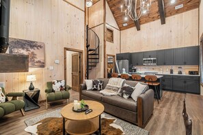 Smart TV, fireplace, books - Modern Cabin - Sleeps 8, Hot Tub, Arcade, Prime Location! (Pigeon Forge)