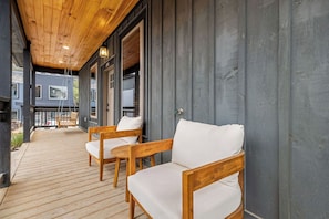Terrace/patio - Modern Cabin - Sleeps 8, Hot Tub, Arcade, Prime Location! (Pigeon Forge)