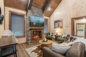 Smart TV, fireplace, books - Modern Cabin - Sleeps 8, Hot Tub, Arcade, Prime Location! (Pigeon Forge)