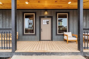 Exterior detail - Modern Cabin - Sleeps 8, Hot Tub, Arcade, Prime Location! (Pigeon Forge)