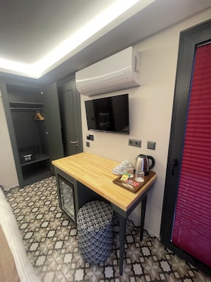 Kamar Double Deluks, 1 Tempat Tidur Queen, Bebas Asap Rokok, balkon | Televisi