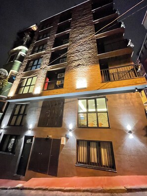 Front of property - evening/night - Artelist Hotel (Istanbul)