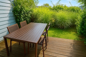 Outdoor dining - Private House in the Normandy Garden – Pierre & Vacances Resort (Branville)