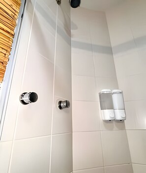 Apartment | Badezimmer | Dusche, kostenlose Toilettenartikel, Haartrockner, Handtücher
