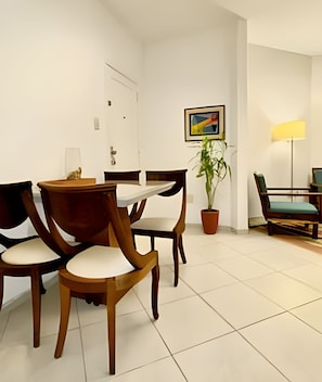 Apartment | Dining - 2 Minutos a Pé da Praia-Arpoador-Leblon (Rio de Janeiro)