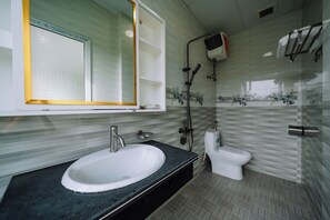 Habitación doble estándar, vista a la montaña | Baño | Regadera, amenidades de baño gratuitas, secadora de cabello, toallas 