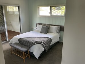 Room - Just off the highway , 2 kilometres to town but still in the country. (Victory Heights)