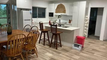 Jääkaappi, mikroaaltouuni, uuni, liesi