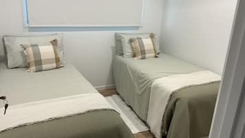 4 makuuhuonetta, silitysrauta/-lauta, vuodevaatteet