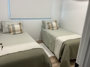 Tabla de planchar con plancha y ropa de cama 