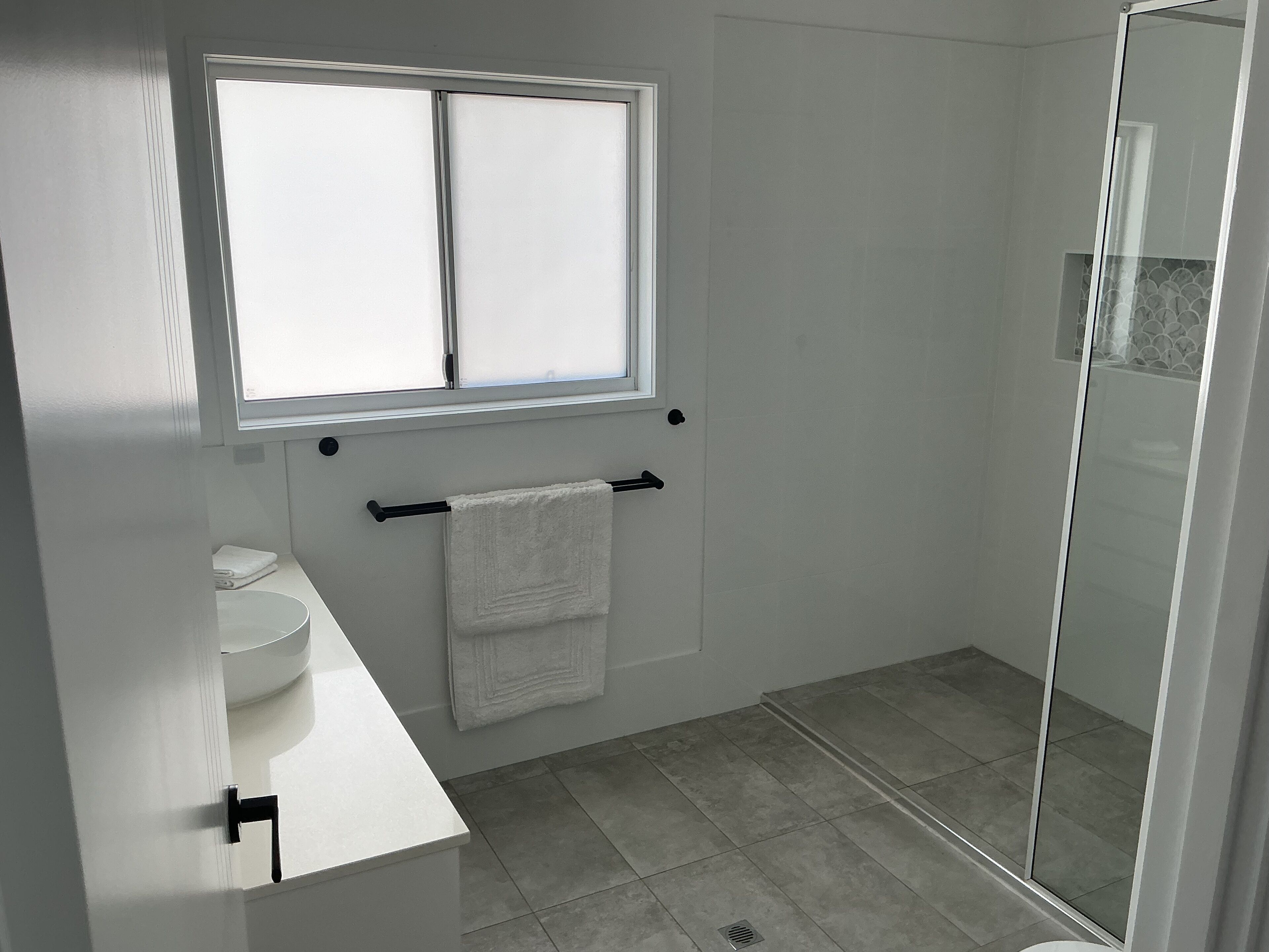 Dusche, Haartrockner, Handtücher, Toilettenpapier