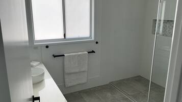 Dusche, Haartrockner, Handtücher, Toilettenpapier
